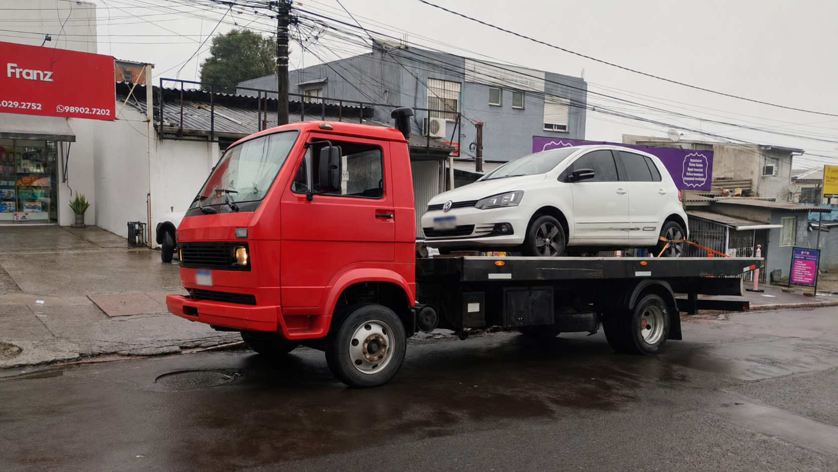 Guincho Foca realizando remoção de Volkswagen Fox branco em rua de Porto Alegre